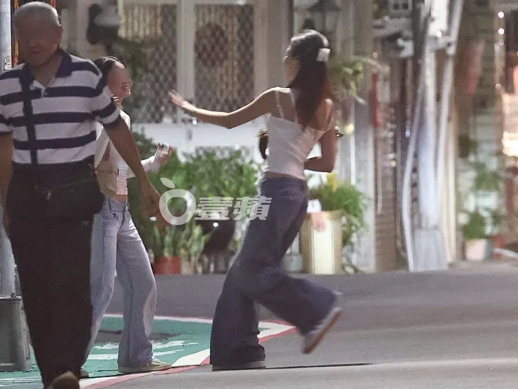 妞妞（右）下車後，快步上前跟女同學打招呼，充滿活力。特勤中心攝