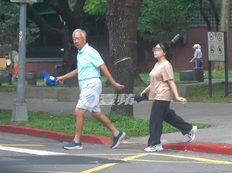 郭台銘步行速度相當快，很快就返回「信義富邦」舊家休息。特勤中心攝