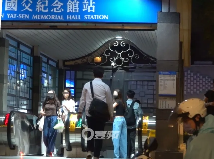 妞妞下車後，直奔捷運站手扶梯，轉乘大眾交通工具。特勤中心攝