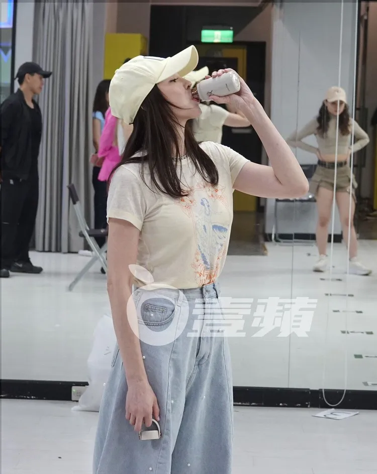 曾馨瑩練舞時，喝飲品補充水份，保養得宜看起來像年輕少女一般。特勤中心攝