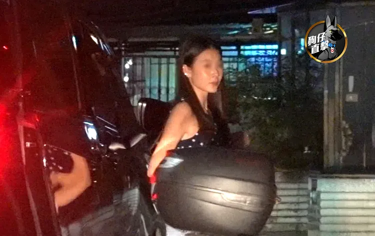 妞妞精心打扮下車到餐酒館與同學聚會，心情看來不錯。特勤中心攝