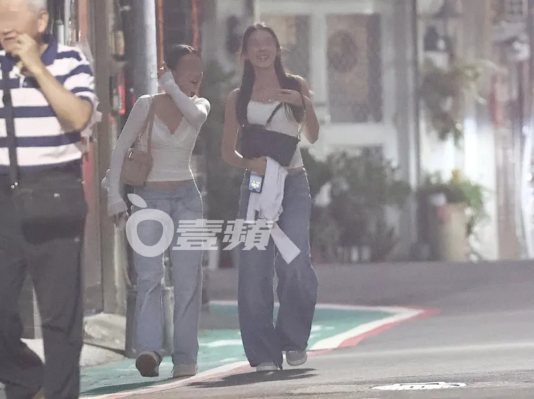 妞妞（右）搭保母車到東區跟同學會合逛街吃飯。特勤中心攝