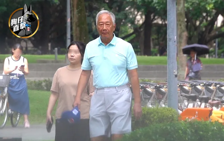 郭台銘在女性工作人員陪同下，在住家附近公園散步。特勤中心攝