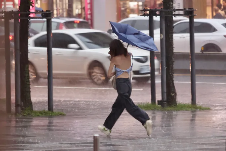近日北部受低壓帶影響，有局部大雨情況須注意。彭欣偉攝