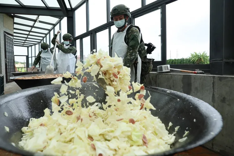 食勤官兵須比平日在營區時更早起床準備，自凌晨三點即展開備料。十軍團提供