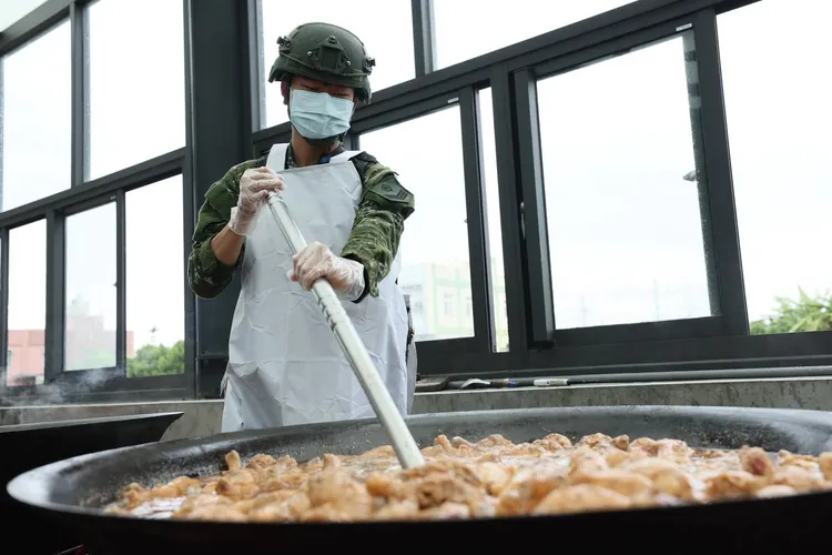 餐點特別採取「減少湯汁」處理，避免運送過程滲漏。十軍團提供