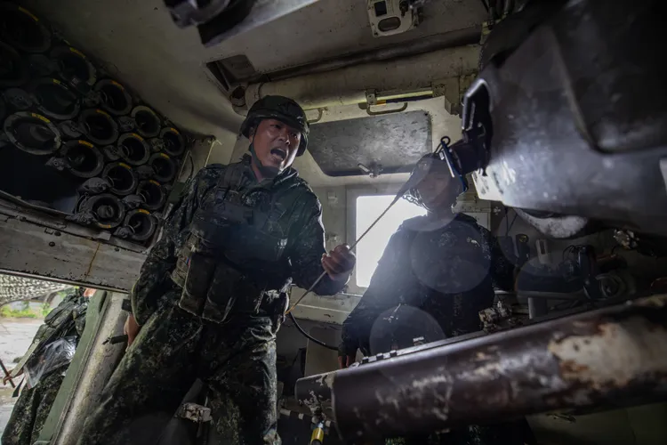 戰鬥部隊進行火力打擊，發射手拉下火繩，完成演練。十軍團提供
