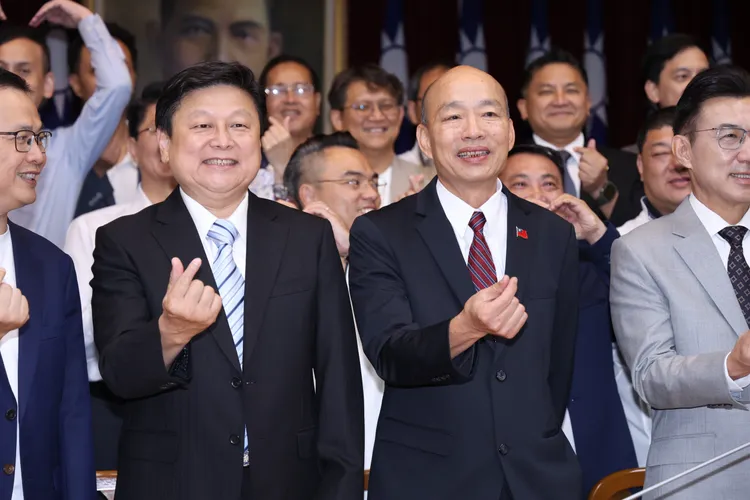 國民黨立委羅智強今天舉辦「說歷史陪爸媽」首映會，包括國民黨主席鄭麗文、民眾黨主席黃國昌、立法院長韓國瑜、台北市長蔣萬安、前中廣董事長趙少康、國民黨立法院黨團總召傅崐萁、前行政院長陳冲等藍白大咖與會。莊宗達攝影