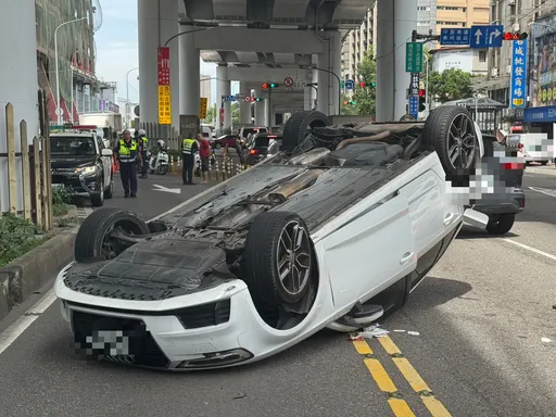奧迪跨白線猛撞安全島「翻肚」橫躺市民大道　男駕駛幸運無傷！毒酒駕測出爐