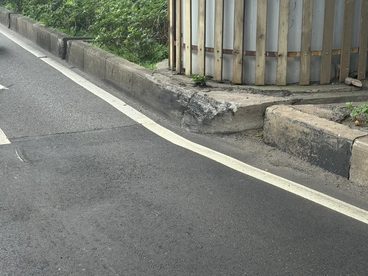 奧迪車輪胎壓過白線撞上一旁分隔島，混擬土一角被狠狠碾碎。翻攝畫面