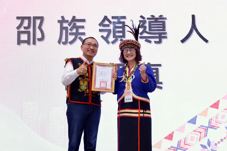 侯友宜市長頒發第二屆族群領導人聘書。原民局提供
