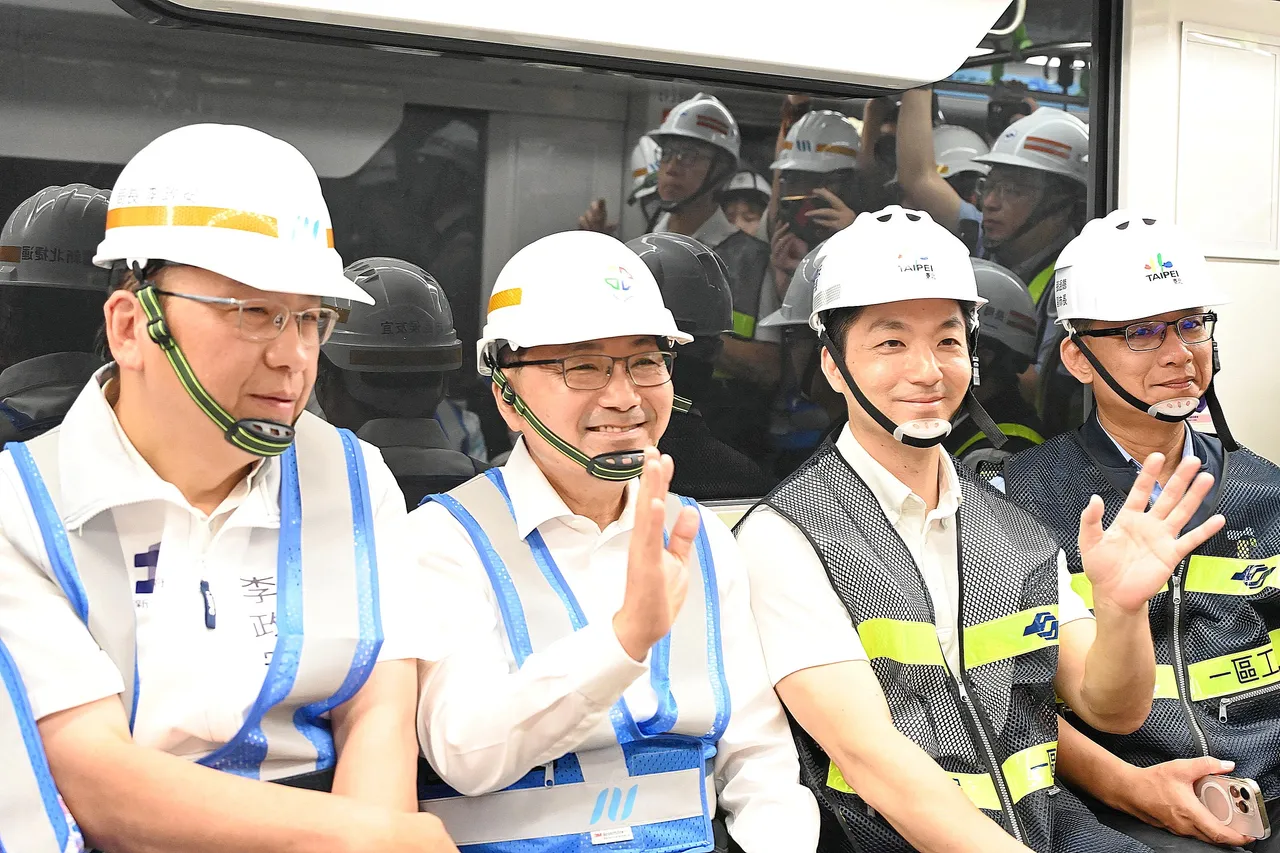 萬大中和線拚明年完工！侯友宜首搭測試列車　四環八線再跨關鍵一步