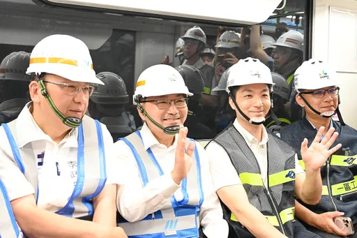 萬大中和線拚明年完工！侯友宜首搭測試列車　四環八線再跨關鍵一步