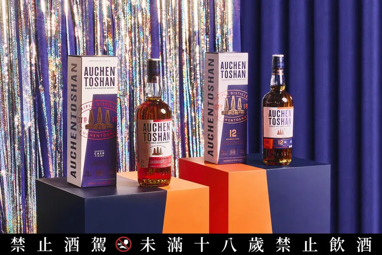 歐肯雙新品換上鮮明新裝，以三座蒸餾器圖示彰顯經典工藝。業者提供