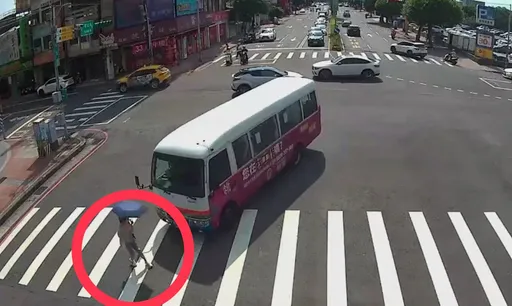 中壢公車左轉撞飛斑馬線行人！28歲女腦出血搶救　家屬控司機還加速