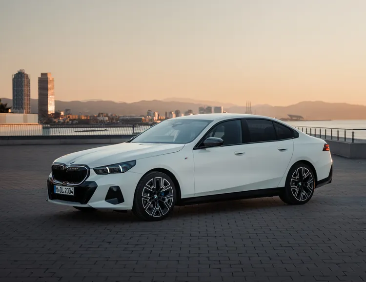 本月入主BMW 5系列享180萬元48期零利率，或低月付9,900元起分期優惠。業者提供