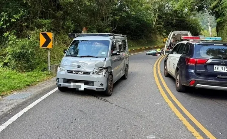 英籍男騎士疑過彎失控，撞對向貨車骨折送醫。翻攝畫面