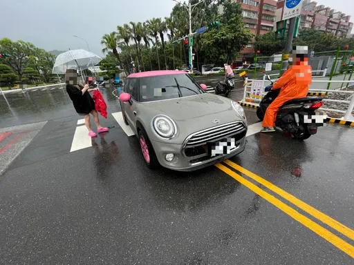 小甜甜駕車左轉撞傷女騎士！12萬和解　法院判決公訴不受理