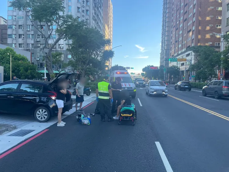 車禍現場，肇事阿北稱沒看到機車騎士，消防人員抵達現場救援。翻攝畫面