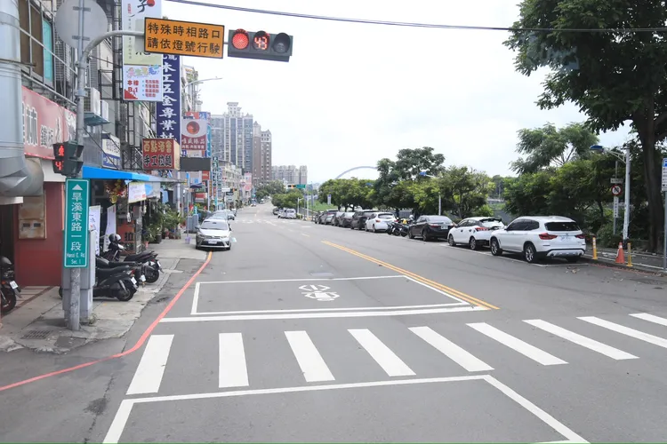 今年防空警報發放後，車輛駕駛及乘客均須下車，在警察及民防人員引導下，就近進入防空避難設施避難。市府提供