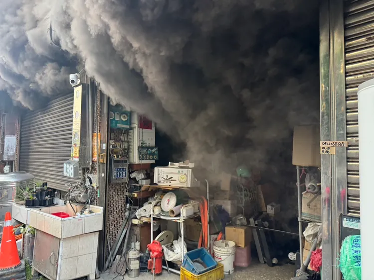 起火民宅一樓是水電材料行，同時也是起火點。民眾提供