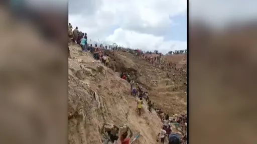 驚悚影片！中非共和國非法金礦突發山崩　至少100人罹難