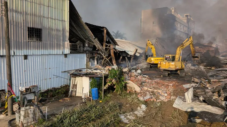 消防局出動上百人支援，直到早上6時許撲滅火勢，目前仍在整理火場。民眾提供