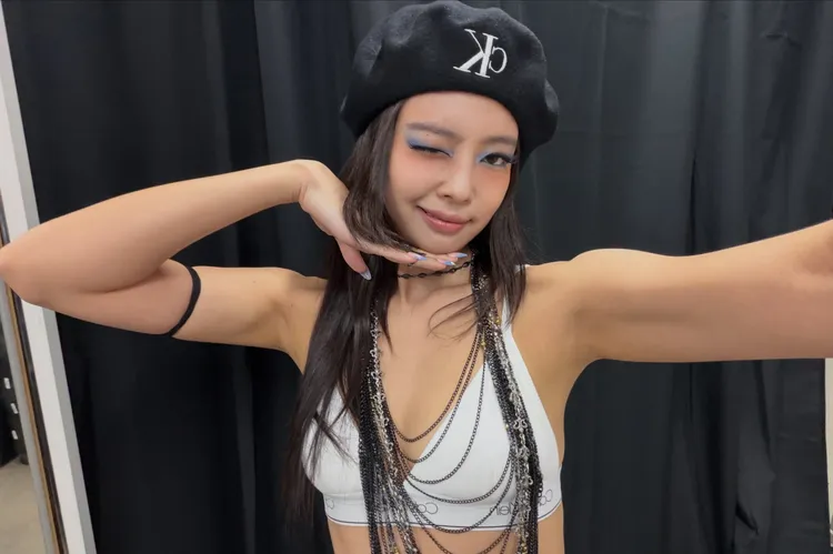 Jennie單穿內衣搭配藍色眼影，性感又吸睛。翻攝Jennie IG