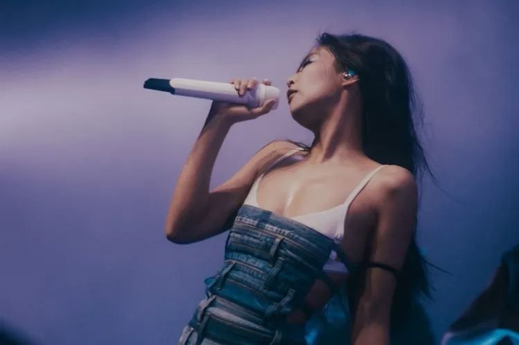 Jennie換上由Calvin Klein操刀的客製化戰袍。翻攝Jennie IG