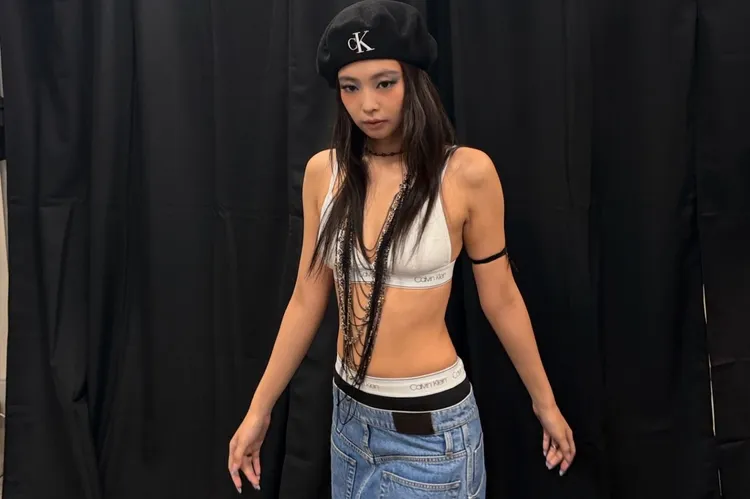 Jennie另也以白色內衣搭配超低腰牛仔褲。翻攝Jennie IG