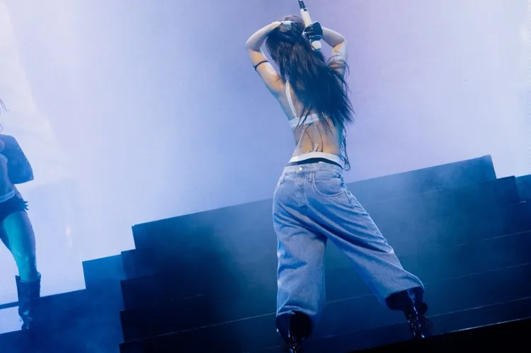 Jennie此次將牛仔褲「反著穿」展現前衛氣場。翻攝Jennie IG