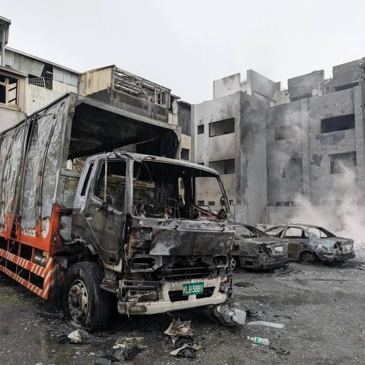 埋有鋁鎂合金的空地遇水爆炸，附近民宅也遭受波及。翻攝畫面