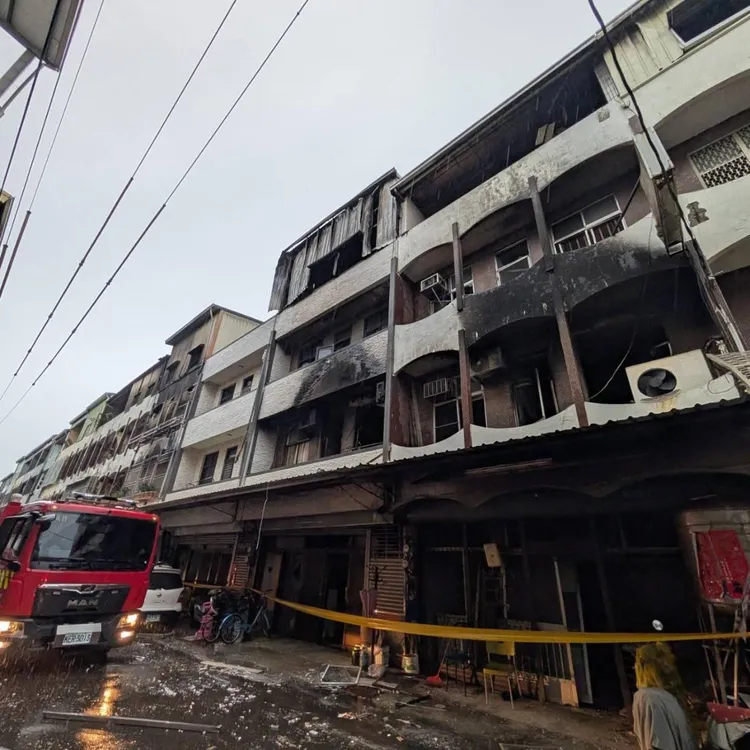 埋有鋁鎂合金的空地遇水爆炸，附近民宅也遭受波及。翻攝畫面