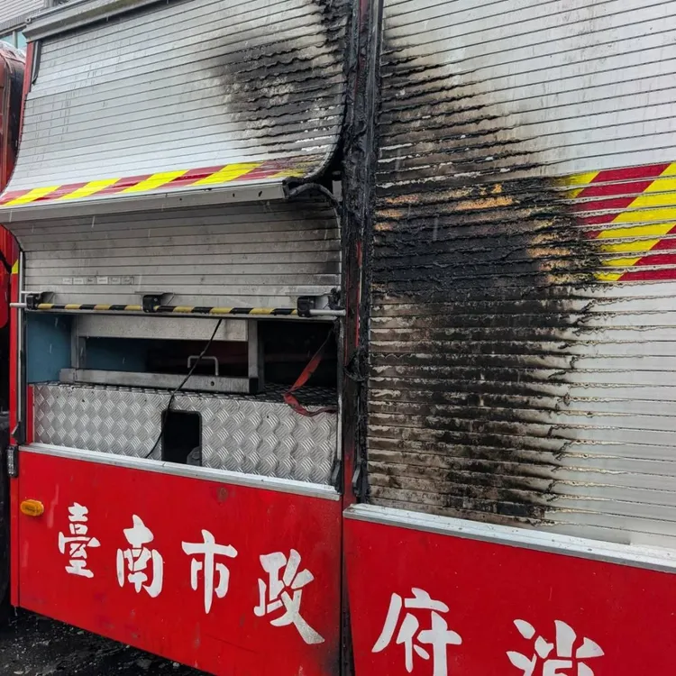 消防車受到爆炸波及。翻攝畫面