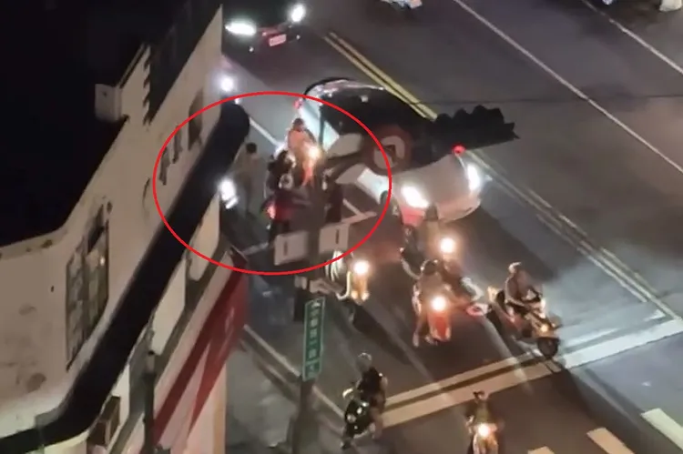 林男隔2個路口上前與機車理論，雙方爆發口角拉扯。Threads/lsy_9ll5提供