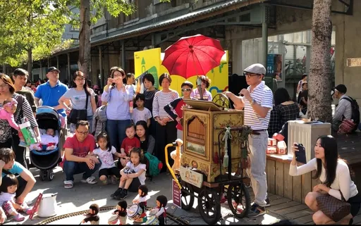 百年風琴飄進龍潭！128根音管奏響古典樂　Bill曾熯明打造「街頭馬戲音樂盒」