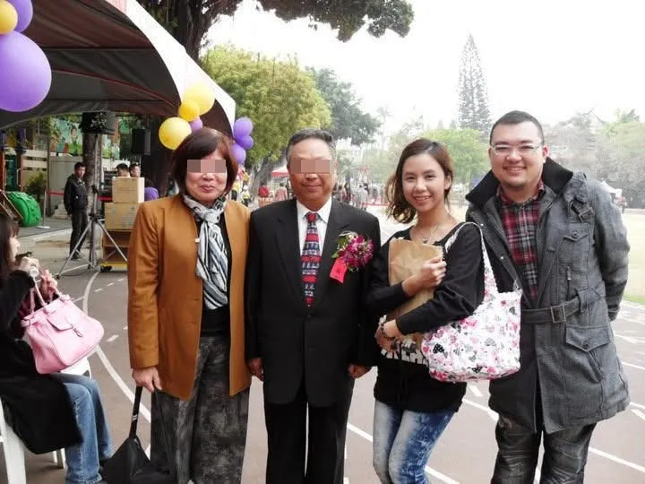 曾威豪（右起）和陳苡孋一同參加國小母校百年校慶。翻攝Threads