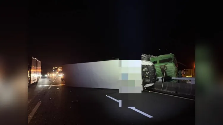 車輛零件因撞擊力道噴飛，四散南下、北上車道，又造成17部車因此受損。民眾提供