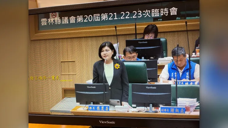 張麗善今天在臨時會上報告雲林師大附中設校推動理念。縣府提供