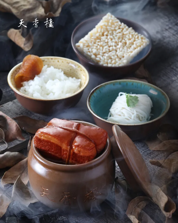 天香樓為本次午餐會特別推出限定菜單。經典名菜天香東坡肉，搭配來自台東鹿野的紅烏龍細麵，帶來嶄新的風味體驗。業者提供
