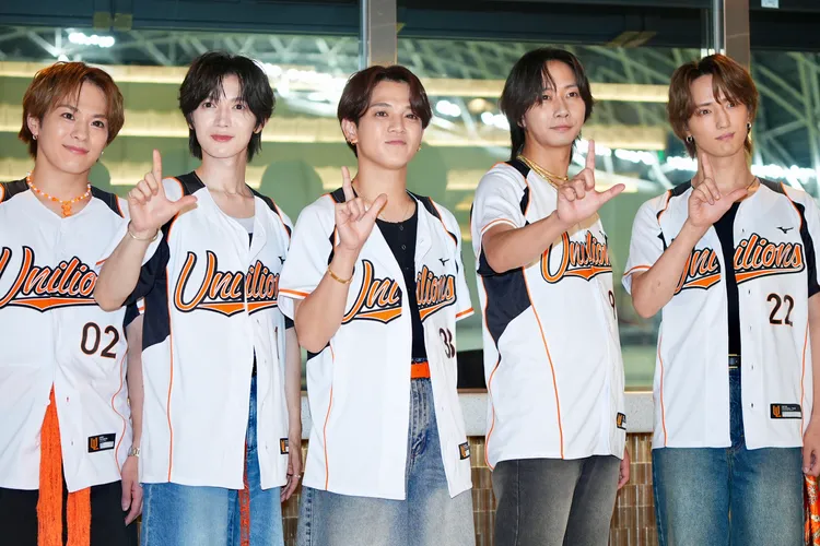 七五三掛龍也（左二）、中村海人（右二）擔任開球嘉賓。彭欣偉攝