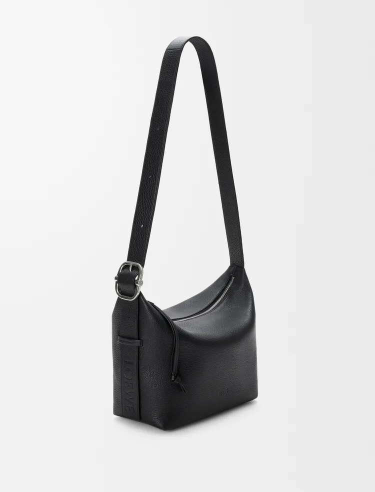 LOEWE柔軟粒面小牛皮Loop Hobo包，9萬8000元。品牌提供