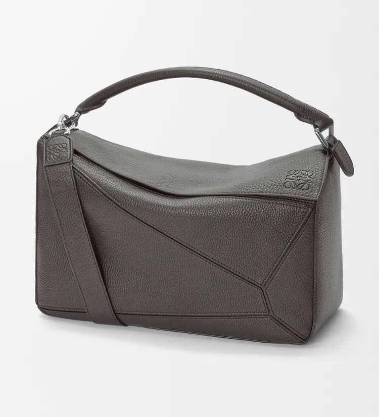 LOEWE大型 Puzzle柔軟粒面小牛皮包款，14萬9000元。品牌提供
