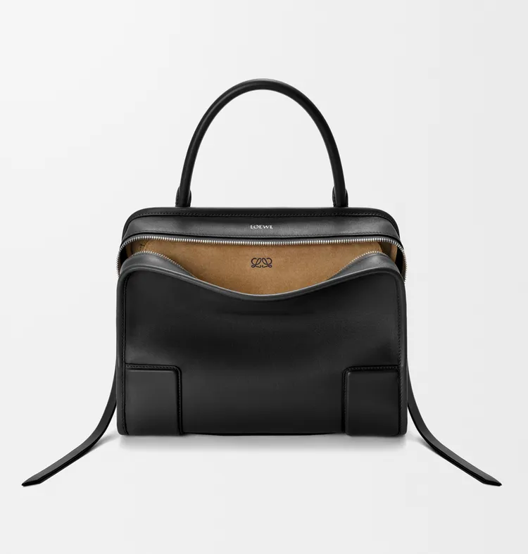 LOEWE大型柔軟小牛皮Amazona 180包款，18萬2000元。品牌提供