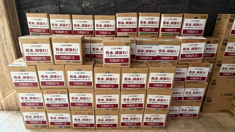 高雄市政府與日本北九州市攜手合作，協助即時將救援物資於3日送往災情嚴重的熊本縣八代市。翻攝畫面