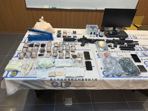 毒販擁改造衝鋒槍防黑吃黑　北市警逮2人起出248包毒咖啡