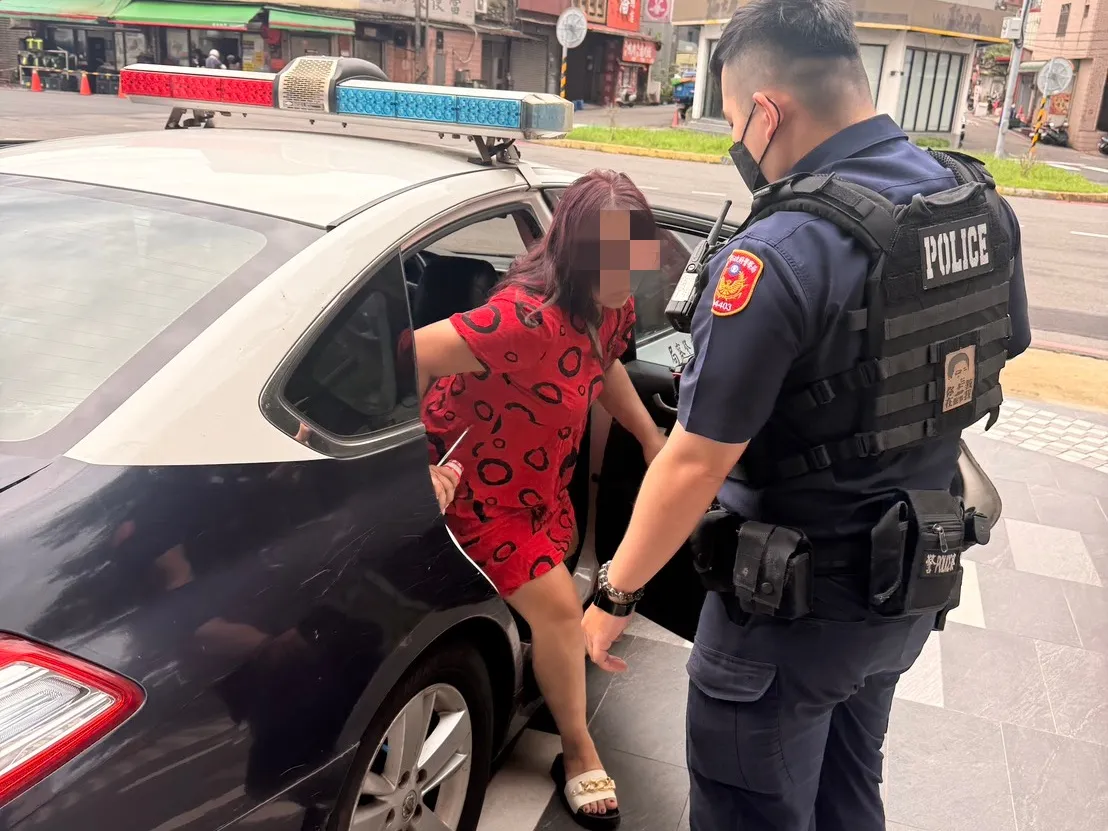 女賊偷服飾店櫃檯現金12,500元　壢警循線逮捕送辦