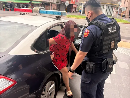 女賊偷服飾店櫃檯現金12,500元　壢警循線逮捕送辦