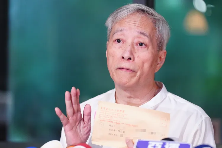 姜厚任拿出刑事判決，表示童芯被告詐欺罪不起訴。攝影中心攝
