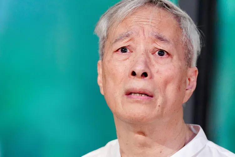 姜厚任講到激動處數度泛淚。攝影中心攝